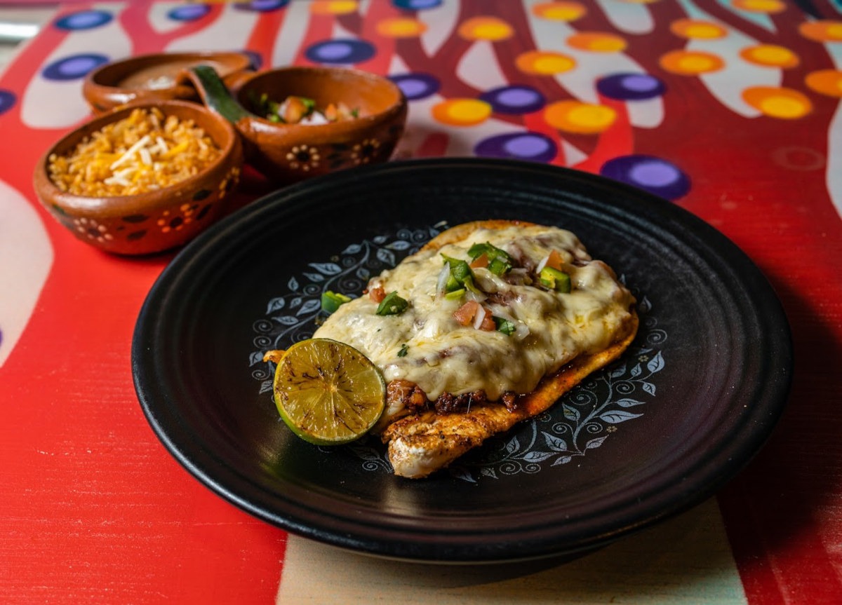 Mexico City–style carne asada plate with rice, black beans and fresh lime